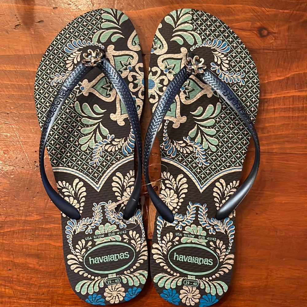 NWT Havaianas navy blue flip flops